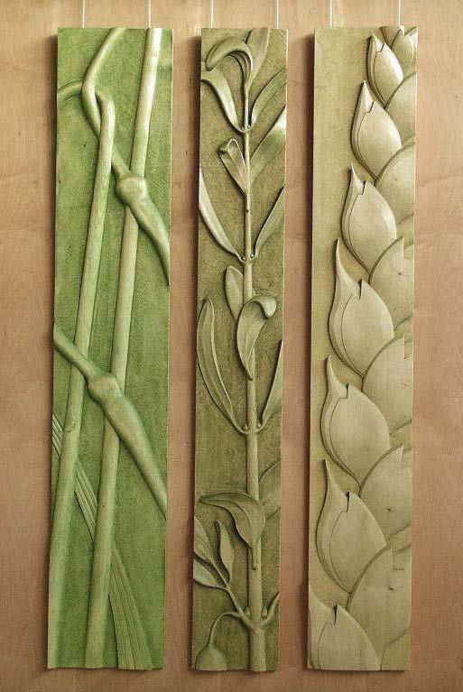Trais relievs cun plantas, lavur da scolar, l'onn 2004 (tigl cun titgira, autezza 60 cm) © Schule für Holzbildhauerei Brienz