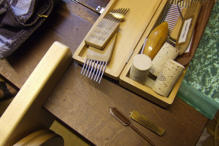 Cun fendiders vegn il strom dividì en strivlas da medema grondezza, cun utensils sumegliants a petgens vegnan fatgs ornaments © Desiree Hess, 2011