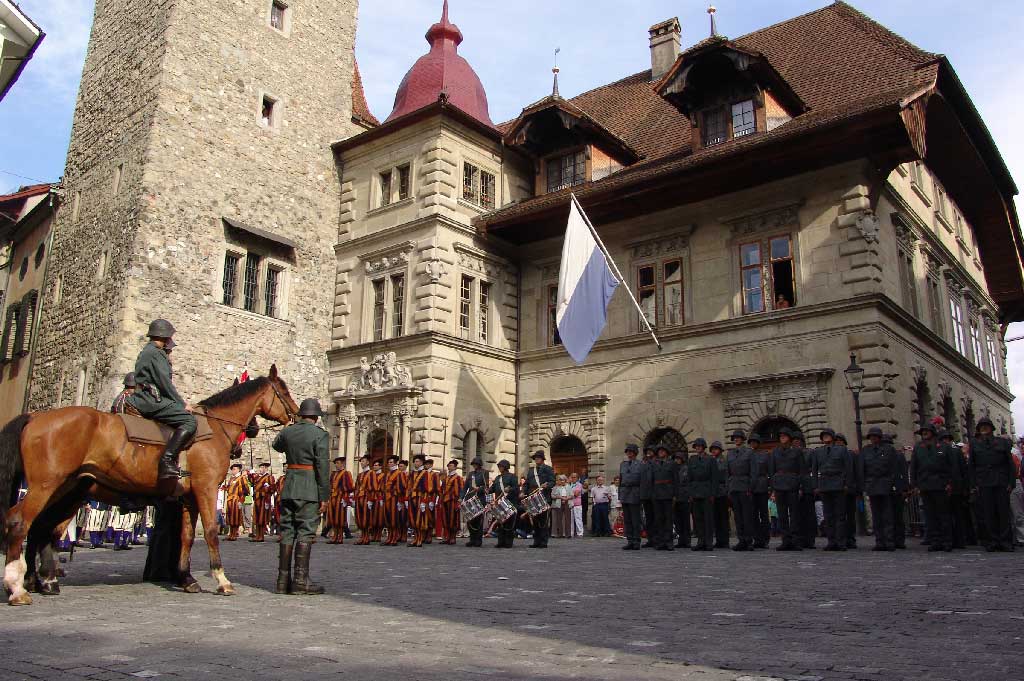 Surpigliar la bandiera sin il «Kornmarkt» la saira da Sontgilcrest, 2009 © Herbert Bitzi, Stansstad/Bruderschaft der Herrgottskanoniere Luzern