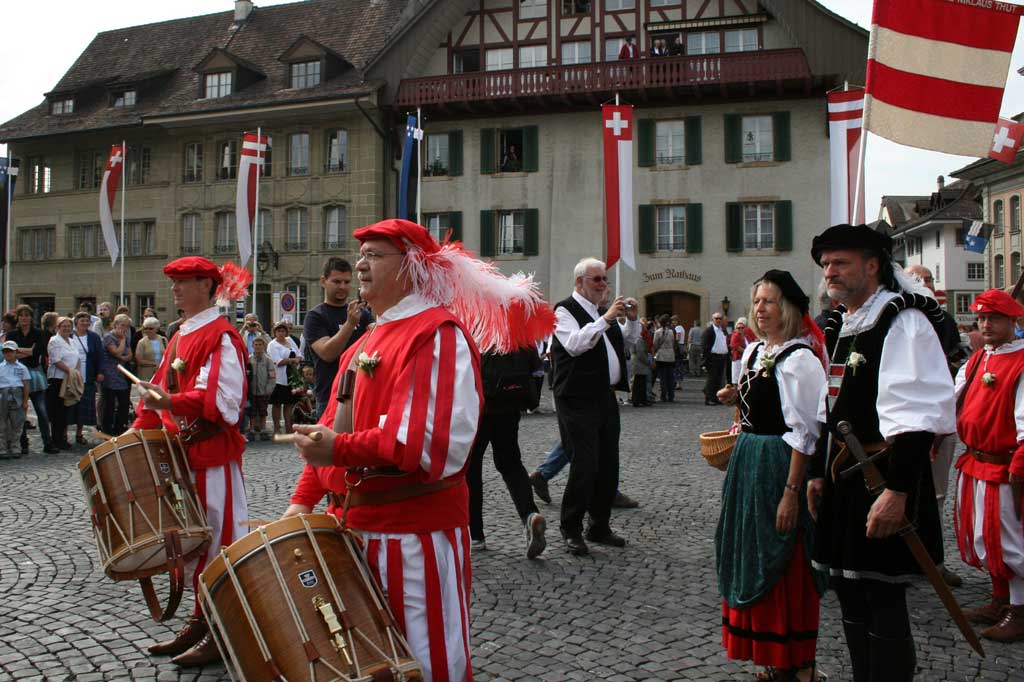 Tamburs sin la plazza da la chasa communala a la festa d'uffants a Zofingen © Kira von Rickenbach, 2011