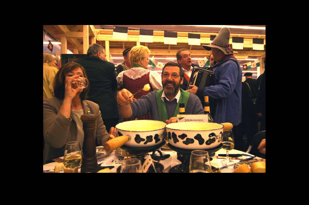 La fondue, emblème fribourgeois dans une foire, mars 2004 © Nicolas Repond