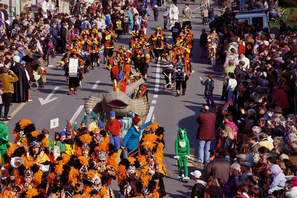 Zahlreiche Zuschauerinnen und Zuschauer verfolgen den Umzug der Groppenfasnacht um 1995 © Daniel Höhn