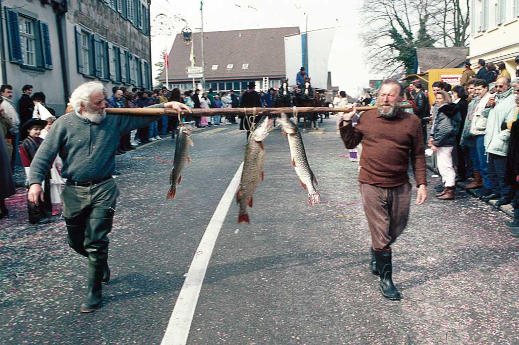 Berufsfischer Fritz Ribi (rechts) mit dem Fang des Tages, Mitte der 1990er-Jahre © Daniel Höhn