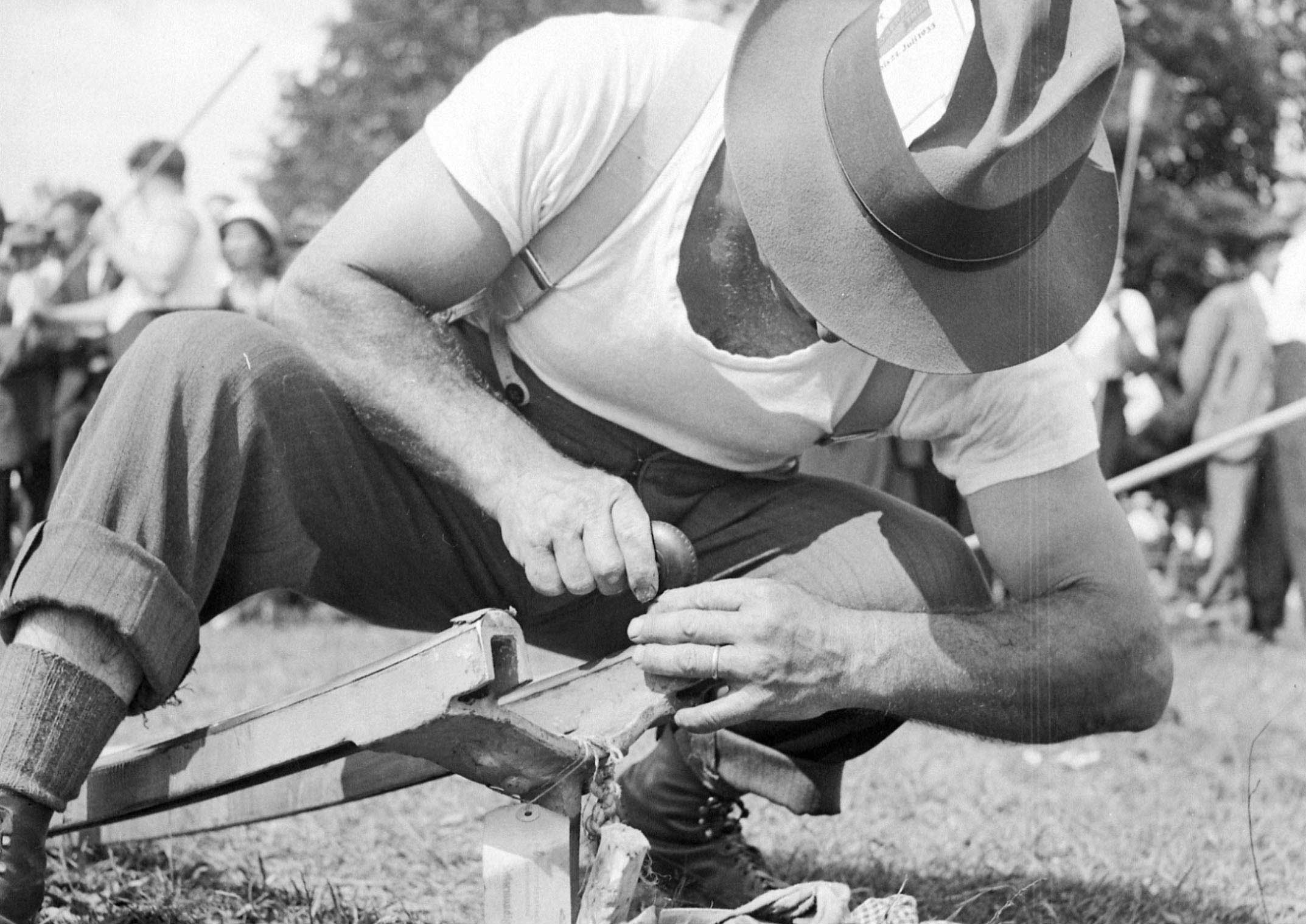 Festa federala da hornussen a Thun, 1930: Il «hornuss» vegn plazzà sin il chavallut (fotografia da Carl Jost) © Carl Jost/Staatsarchiv Bern