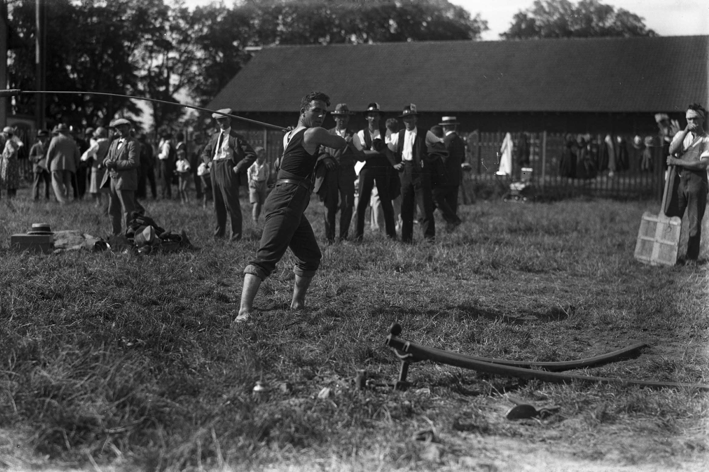 Festa federala da hornussen a Thun, 1930: In giugader giaschla davent il «hornuss» (fotografia da Carl Jost) © Carl Jost/Staatsarchiv Bern