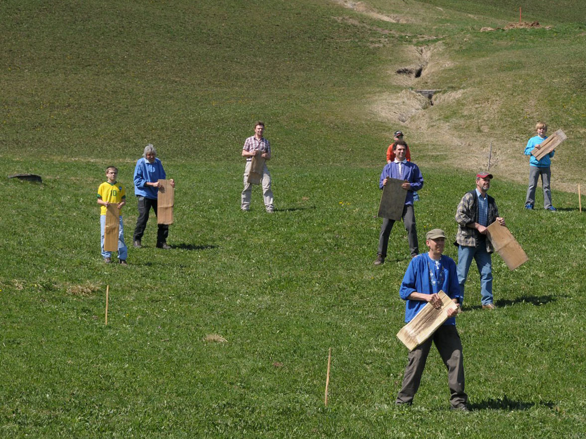 «Hürnä»: Giuven e vegl unì en il gieu (Furna, avrigl 2011) © Marietta Kobald