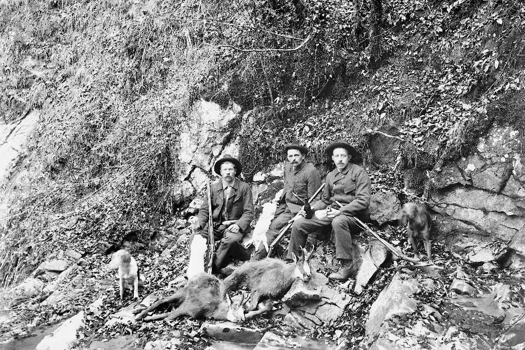 Trais umens da la Sutsilvania mussan ils chamutschs e las lieurs, enturn il 1900. © Heinz Odermatt, Stans