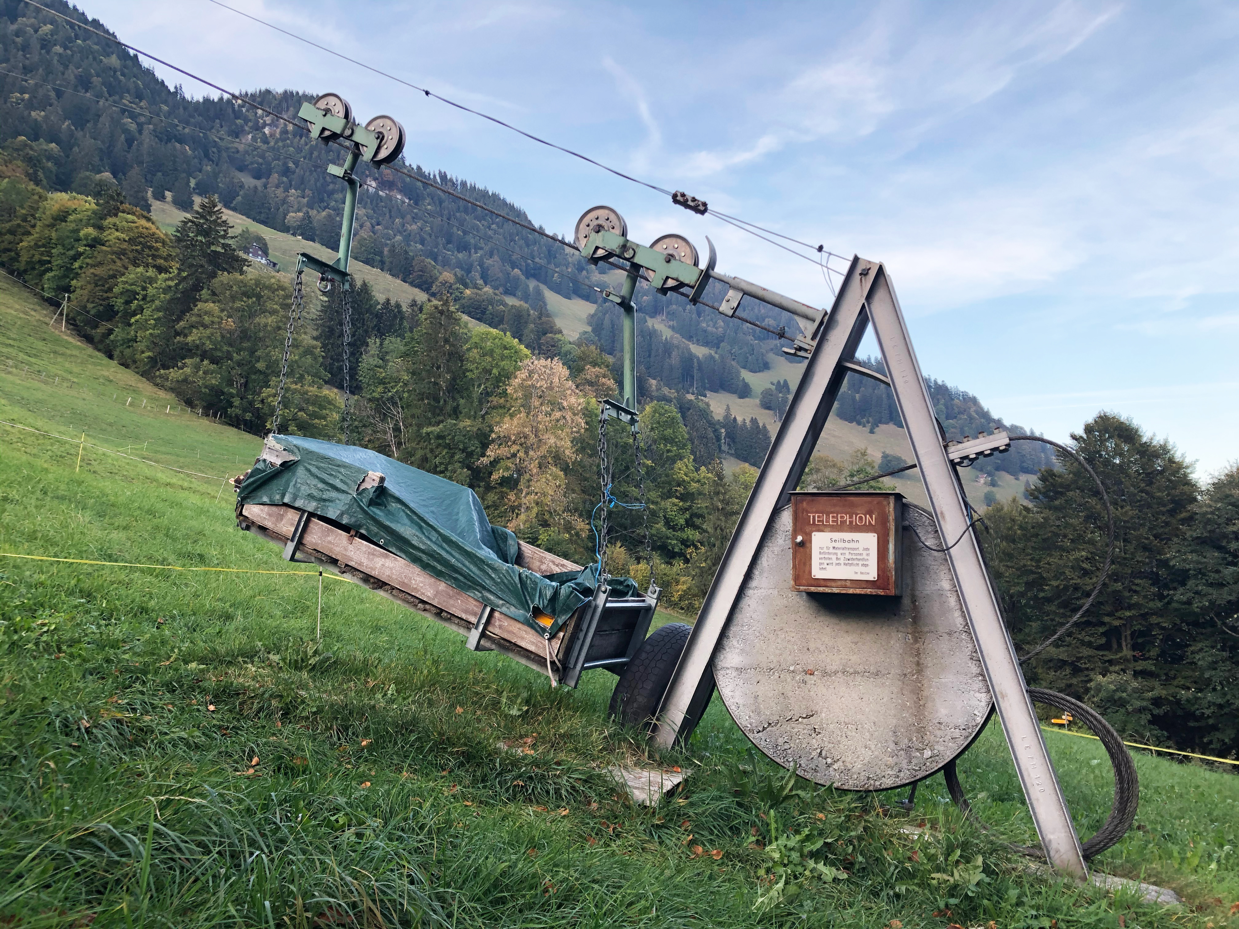Igl ha cumenzà cun simplas pendicularas da material che servan anc oz en blers lieus, sco per exempel qua a Wiesenberg, Ober Kneu (Dallenwil, NW, 2023) © Christoph Berger