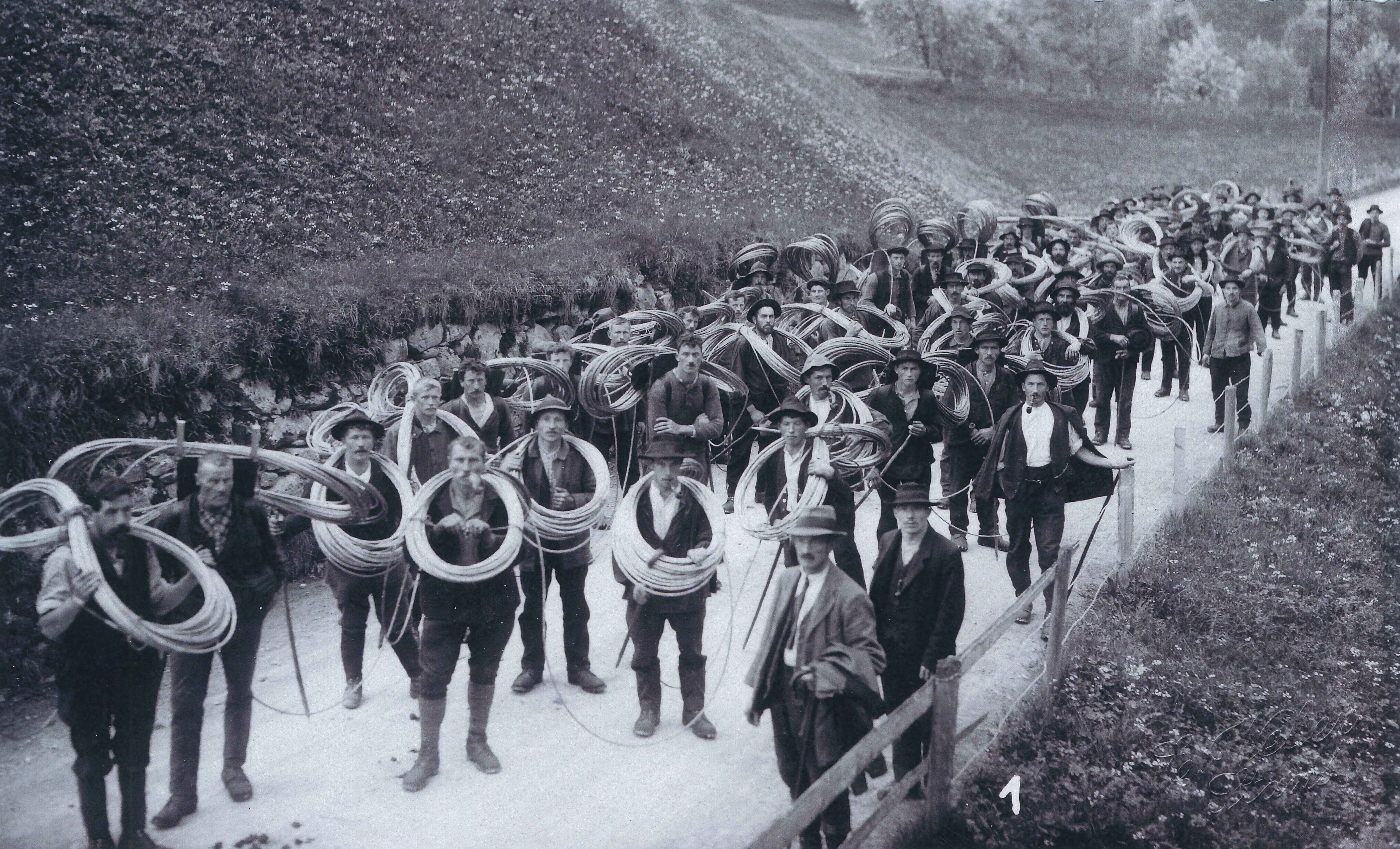 Il transport da la suga da fildarom per la construcziun nova da la pendiculara Dallenwil-Niederrickenbach (Dallenwil, NW, 1923) © Staatsarchiv Nidwalden