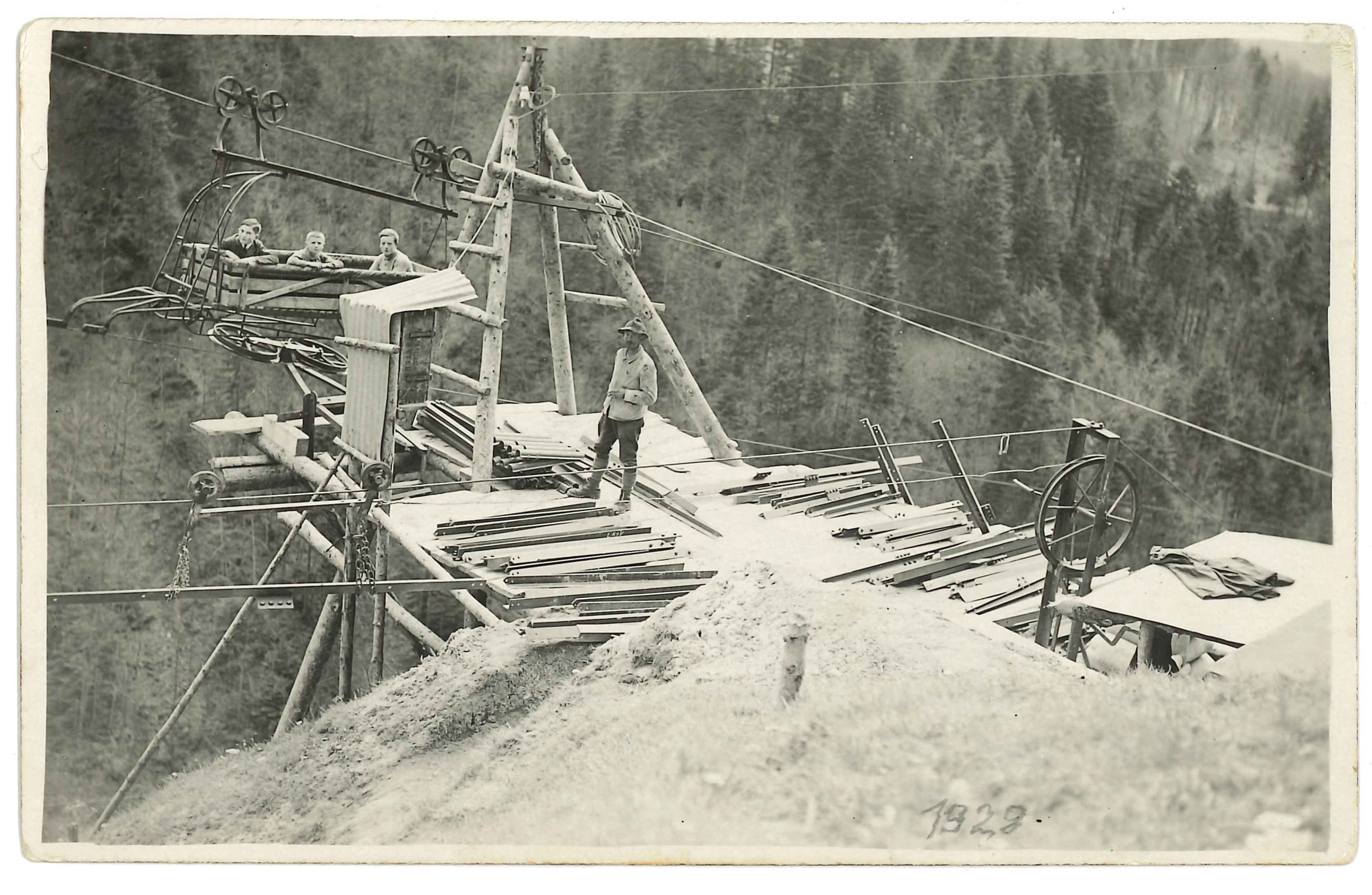 Construcziun d’ina nova remisa per la pendiculara Dallenwil-Niederrickenbach 1929; davanttiers Josef Niederberger, en la pendiculara davostiers ses uffants (Dallenwil, NW, 1929) © Staatsarchiv Nidwalden