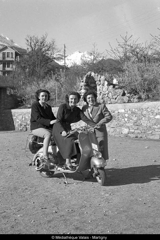 Dunnas da la communitad taliana Don Bosco, Sion, ils 5 d'avrigl 1954 © Raymond Schmid/Médiathèque Valais, Martigny
