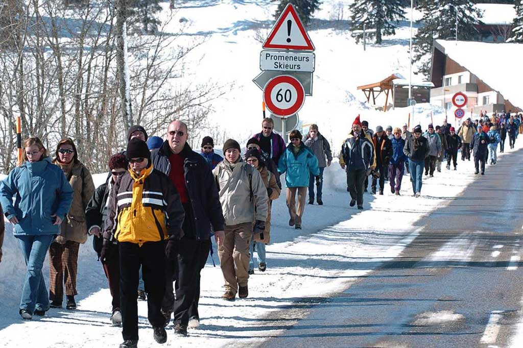 Marsch dal 1. da mars 2005: Participants dal marsch en differents lieus dal traject, arrivada al chastè da Neuchâtel © Rémy Gogniat