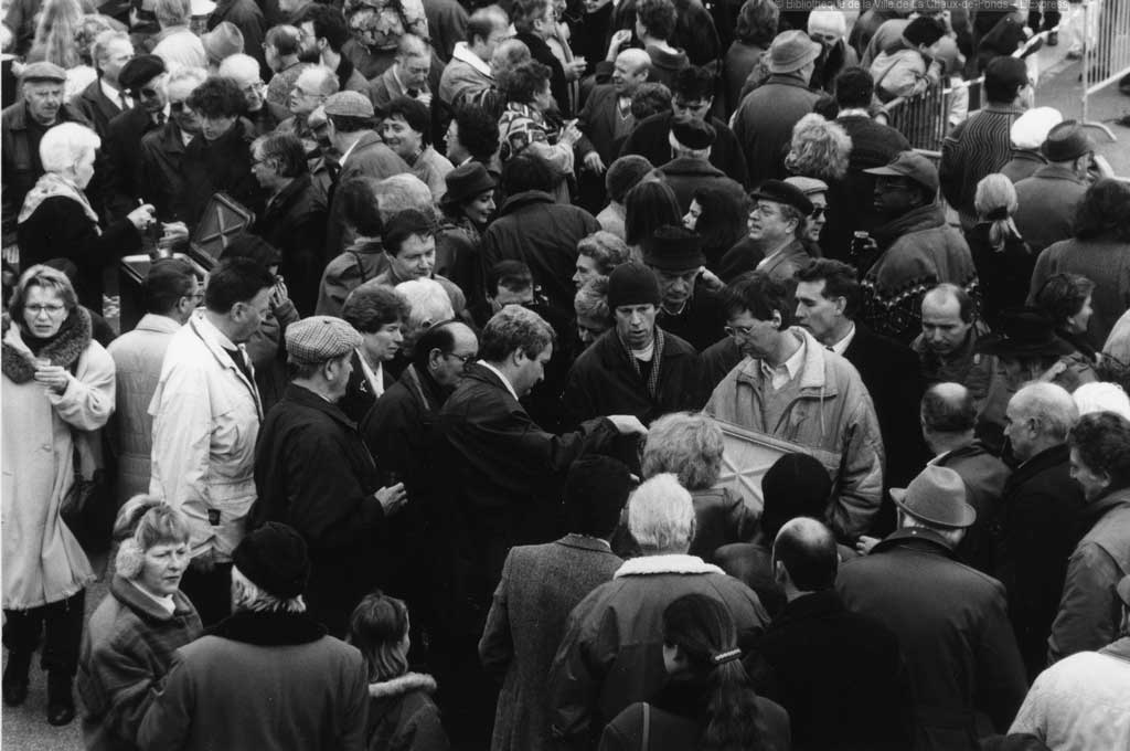 Participants dal marsch en differents lieus dal traject, durant ils onns 1990 © Fonds L’Express/Département audiovisuel de la Bibliothèque de la Ville de La Chaux-de-Fonds