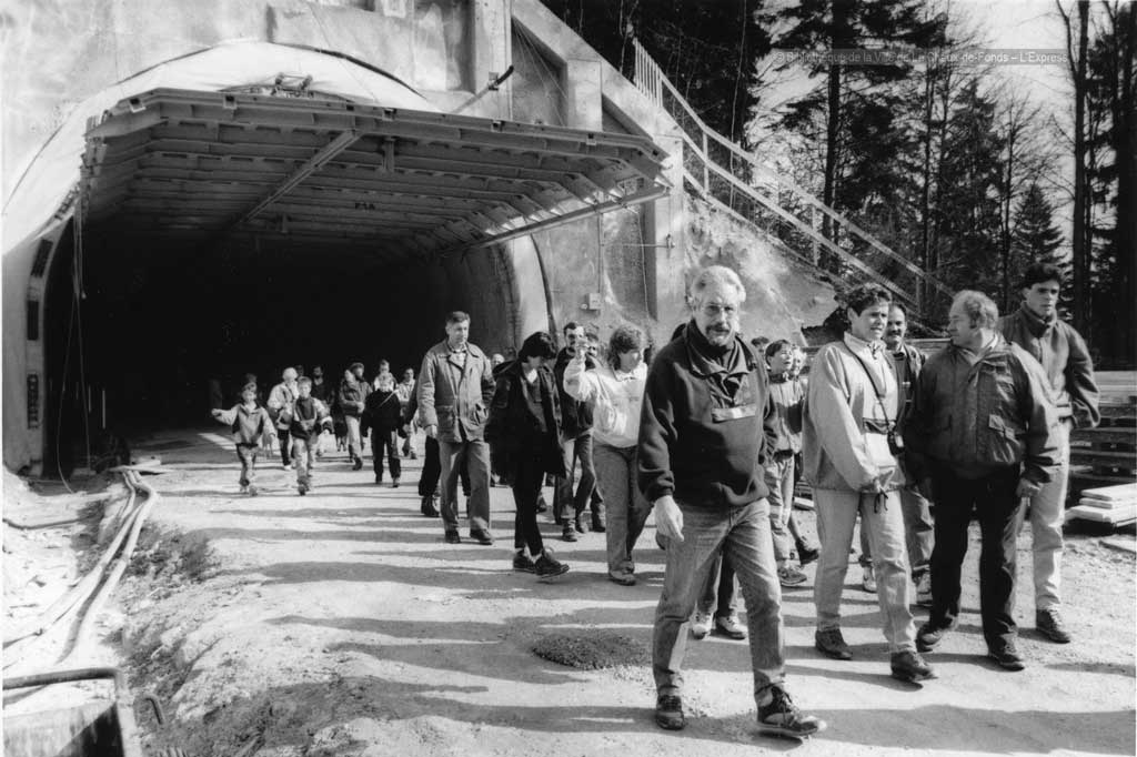 Participants dal marsch en differents lieus dal traject, durant ils onns 1990 © Fonds L’Express/Département audiovisuel de la Bibliothèque de la Ville de La Chaux-de-Fonds
