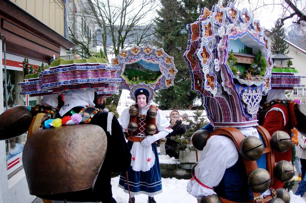 Bellas mascaradas da Silvester sin la plazza communala ad Urnäsch © Hans Hürlemann, Urnäsch, 2007