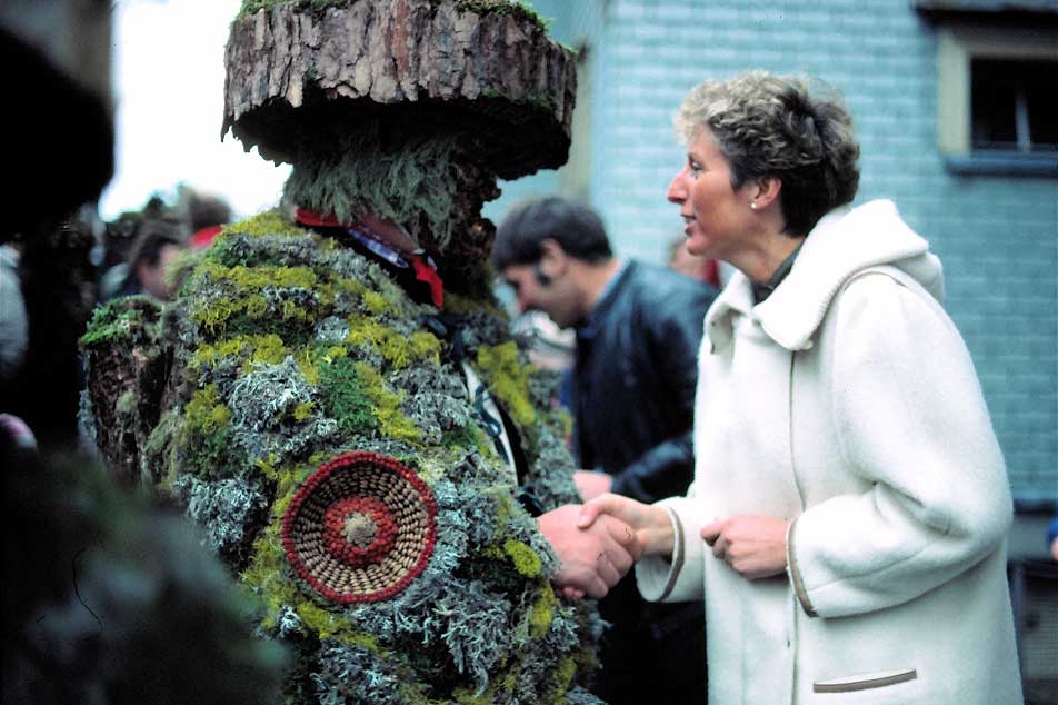 In mascarada da Silvester bella-trida en il «Bären», Urnäsch, giavischa in bun onn nov © Hans Hürlemann, Urnäsch, 1980er Jahre