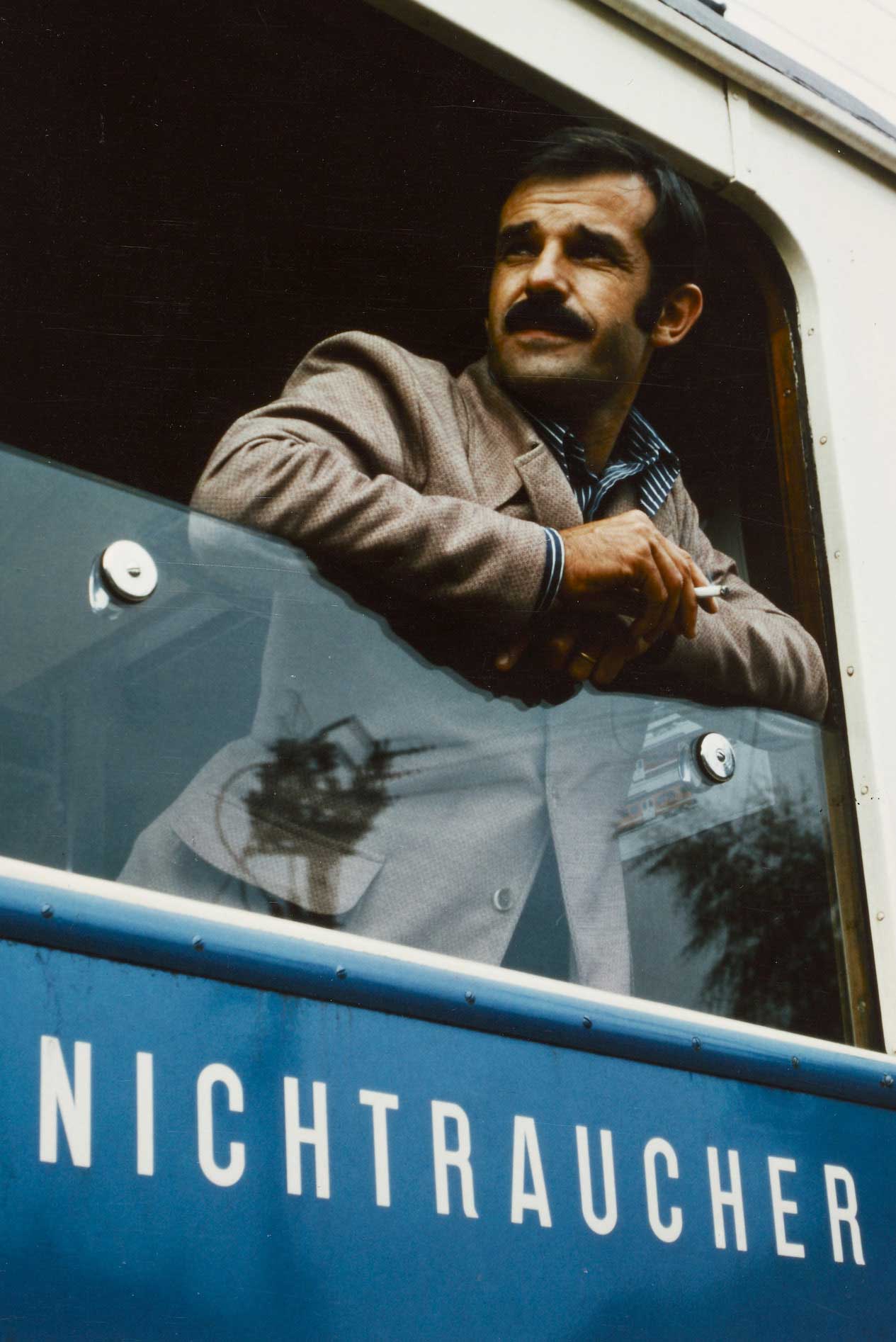 Mani Matter en la viafier da Worb a Berna 1972: fotografia per la cuverta da la platta «Ir Ysebahn» © Rodo Wyss, 1972
