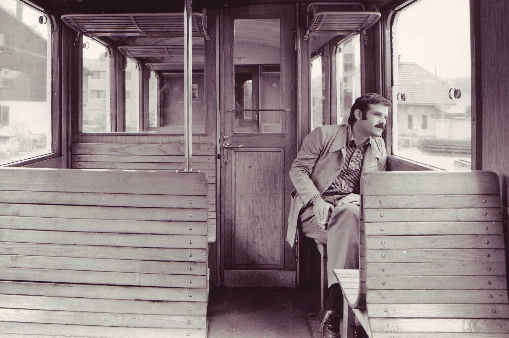 Mani Matter en la viafier da Worb a Berna 1972: fotografia per la cuverta da la platta «Ir Ysebahn» © Rodo Wyss, 1972