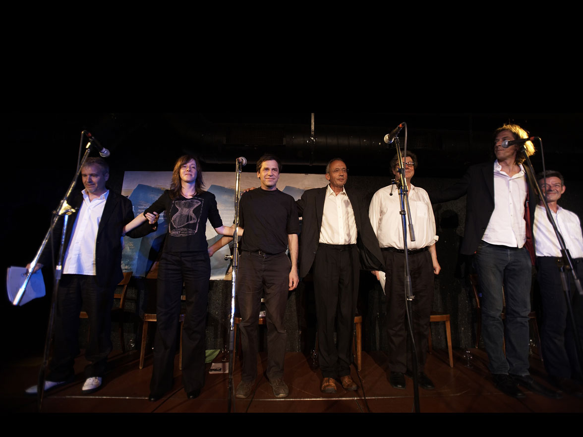 «Bern ist überall» cun Antoine Jaccoud (Losanna), Noëlle Revaz (Bienna), Guy Kreta (Basilea), Daniel De Roulet (Genevra), Beat Sterchi (Berna), Pedro Lenz (Olten) e Michael Pfeuti (Basilea) © Bern ist überall