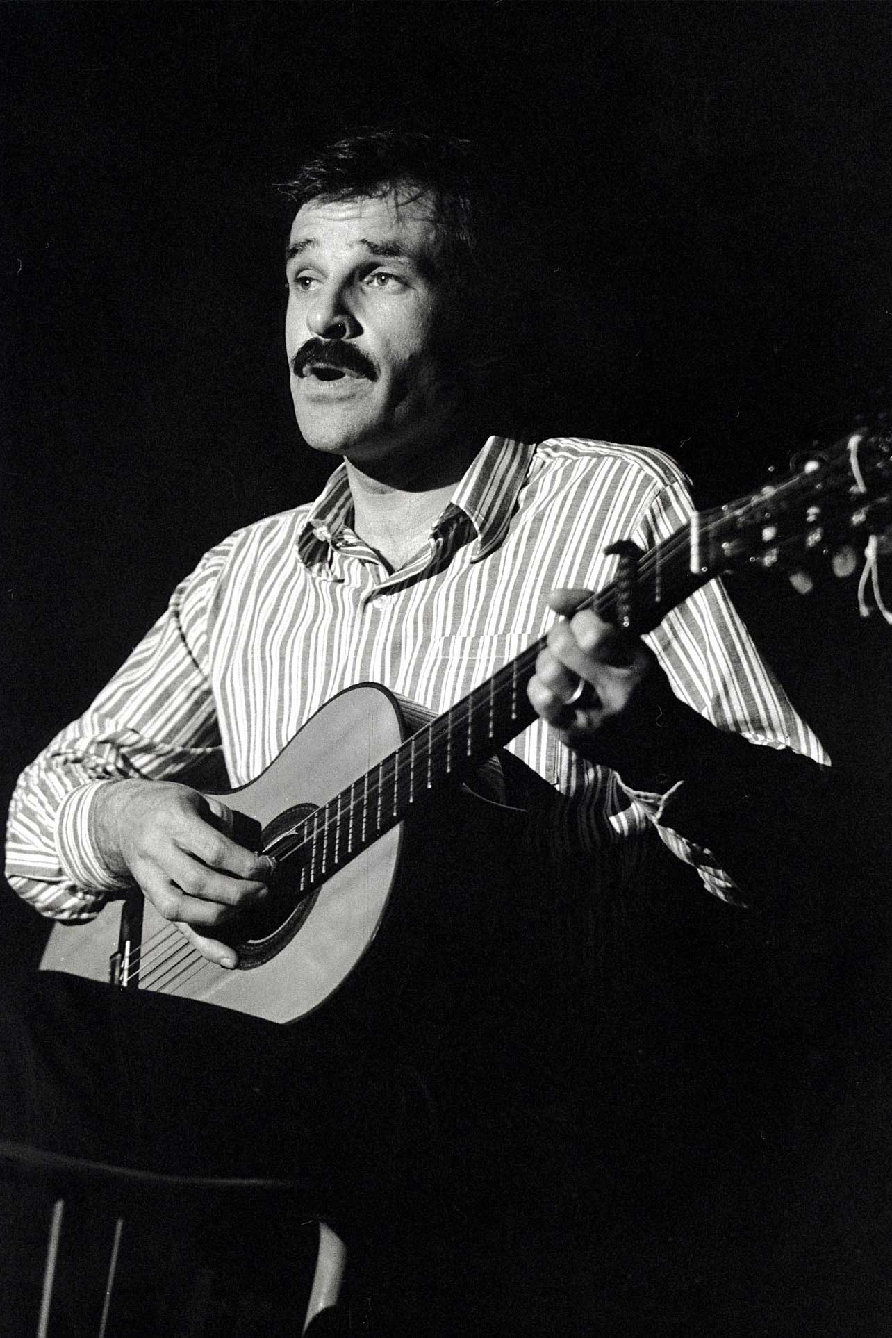 Concert da Mani Matter a l'avertura da la Kleine Bühne a Zofingen, matg 1971 © Volker Hagendorf, 1971