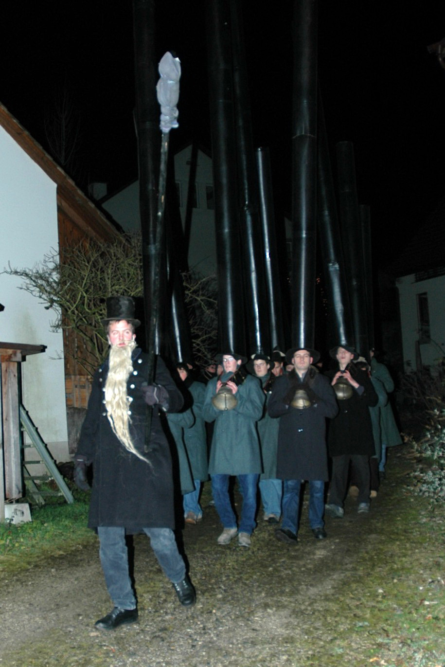 Il «Bäsemaa» maina il cortegi dals «Nüünichlingler». El porta cun sai in lung fist vi dal qual penda in sdratsch da fulin, 2004 © Beat Thommen