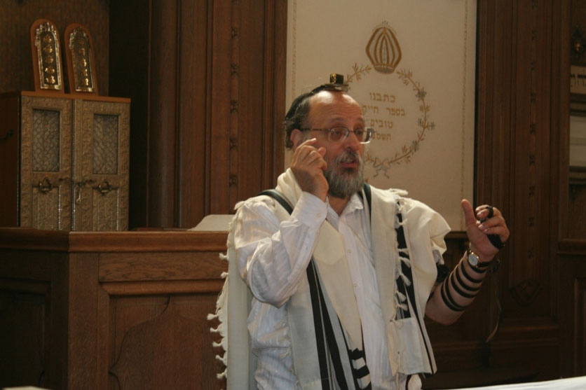Il rabin da la cuminanza gidieua da Baden explitgescha ils objects d'uraziun © Schule Baden, Klasse 27, 2007