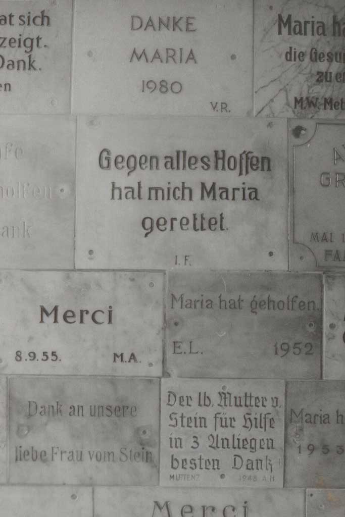 Part da las tavlas votivas, cun las qualas ils pelegrins engrazian per l'exaudiziun da lur uraziuns © Benediktinerkloster Mariastein