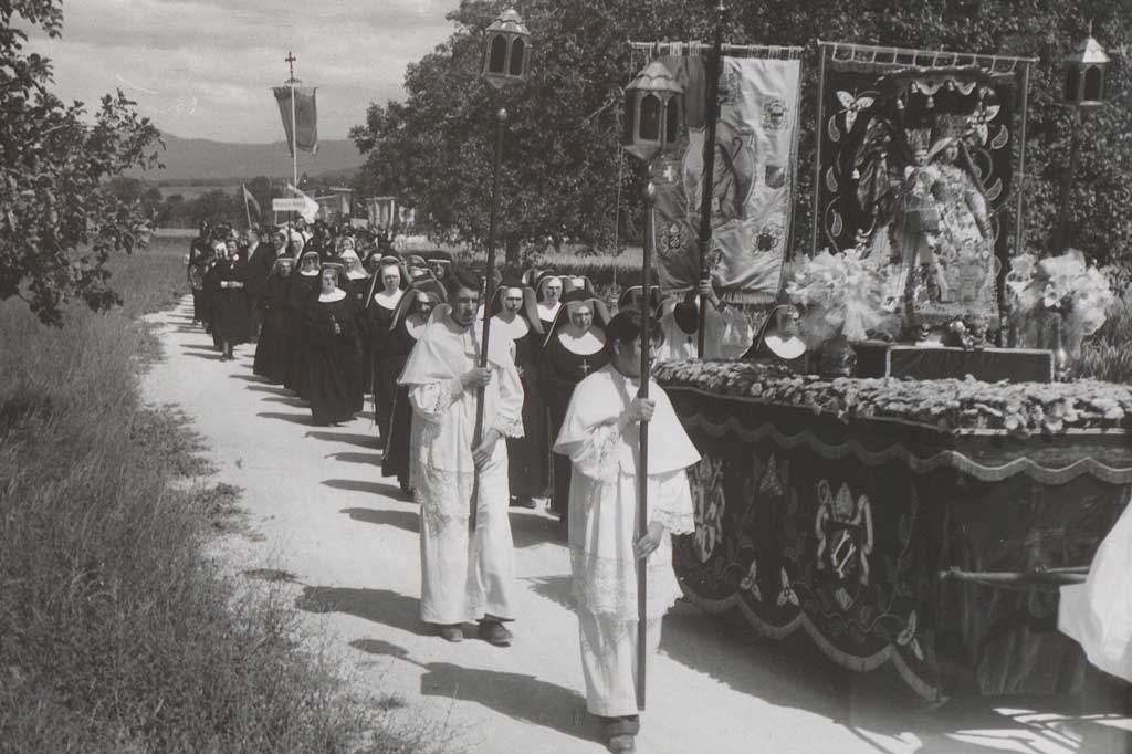 Da l'onn 1926 fin ils onns 1970 ha gì lieu mintga onn la «festa da consolaziun» cun processiun © La claustra benedictina Mariastein, 1946