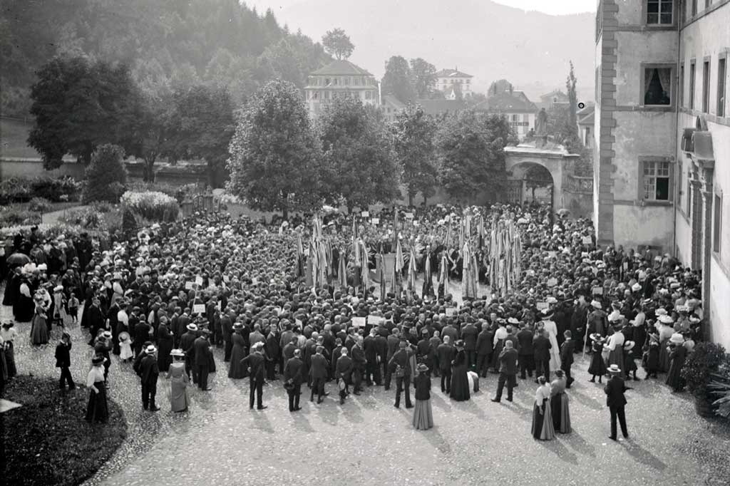 Radunanza d'ina gruppa da pelegrins en la curt da la claustra da Nossadunnaun enturn il 1900 © Kloster Einsiedeln