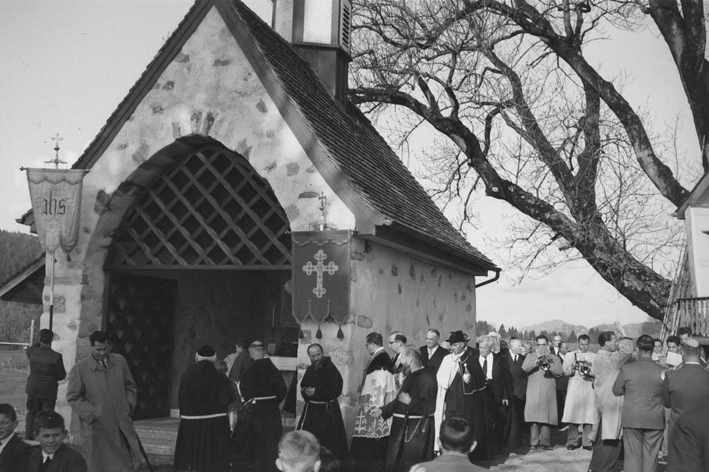 Arrivada dal clerus cun ils chaputschins e da la Regenza cun il salter a la chaplutta al Stoss © Emil Grubenmann sen., 1955/Museum Appenzell
