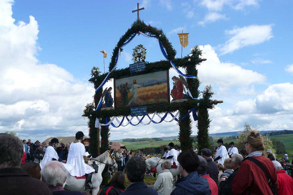 Seeblen sper Gunzwil, 2011: fermada a l'artg da triumf per laschar benedir ils chavals © Regula Muff, Gunzwil