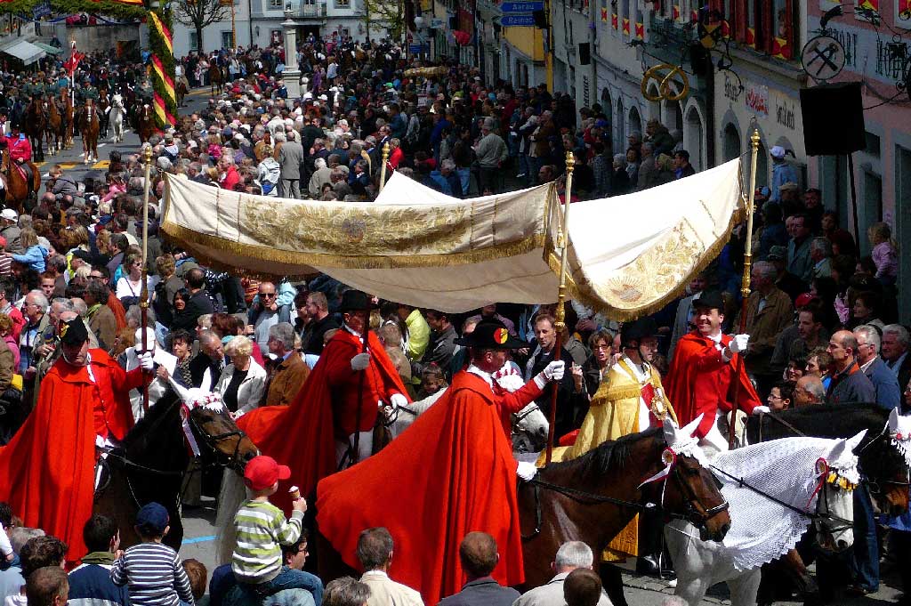 Beromünster, 2008: cun la monstranza al pèz chavaltgescha il plevon Otmar Scherrer sut il baldachin © Regula Muff, Gunzwil