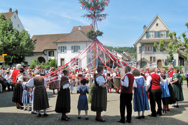 La Gruppa da costums da Muttenz al chant e saut da matg sin la plazza communala a Muttenz, 2011 © Gruppa da costums da Muttenz