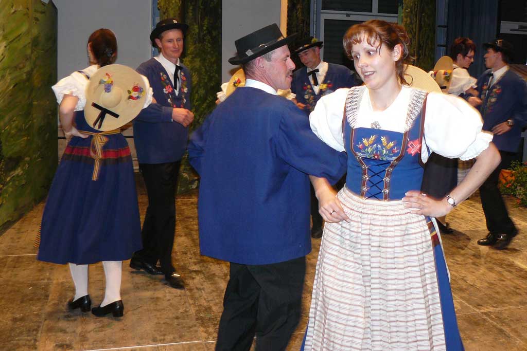 Ils costumads da Malters mussan sauts tradiziunals durant lur sairada patriotica, Malters (LU), 20 da november 2010. © Trachtengruppe Malters