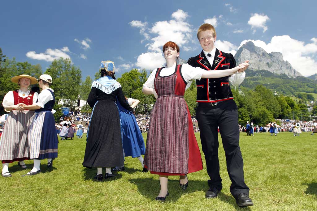 Il saut en costums sin il prà da festa a la Festa federala da costums a Schwyz, 5 da zercladur 2010.