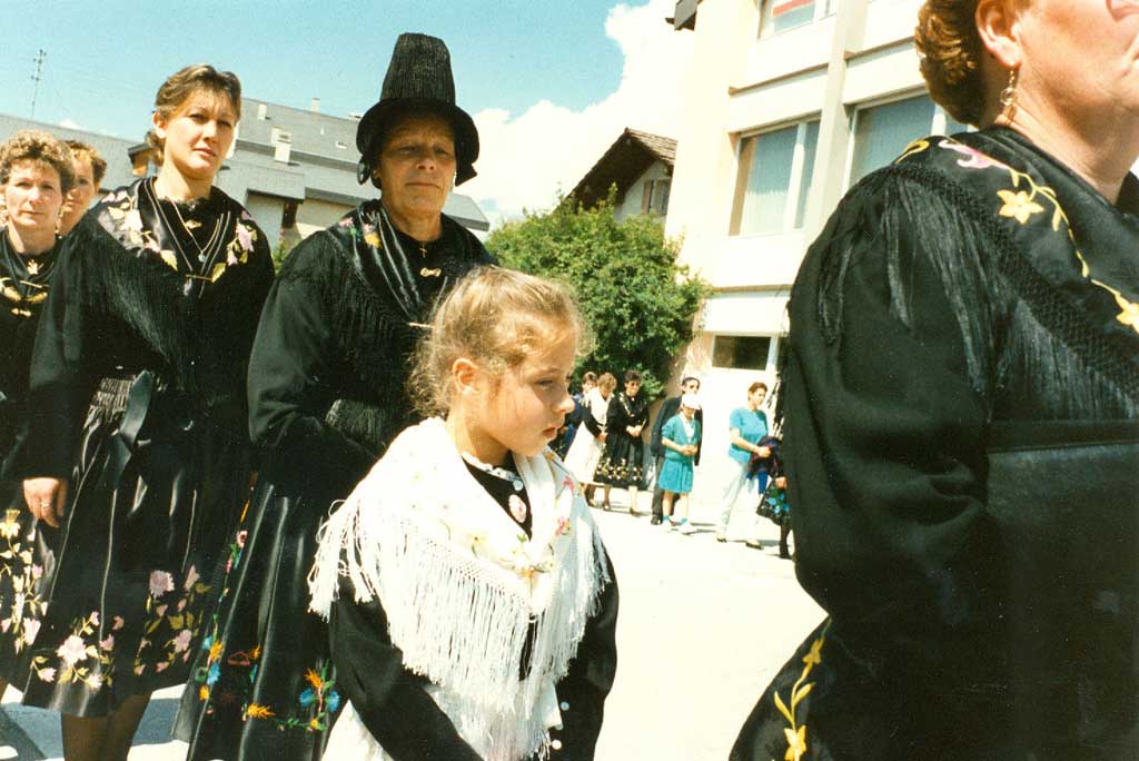 Participantas da la processiun portan il costum local © Jean-Yves Glassey/Geschichtsmuseum Wallis, Sitten, 1990