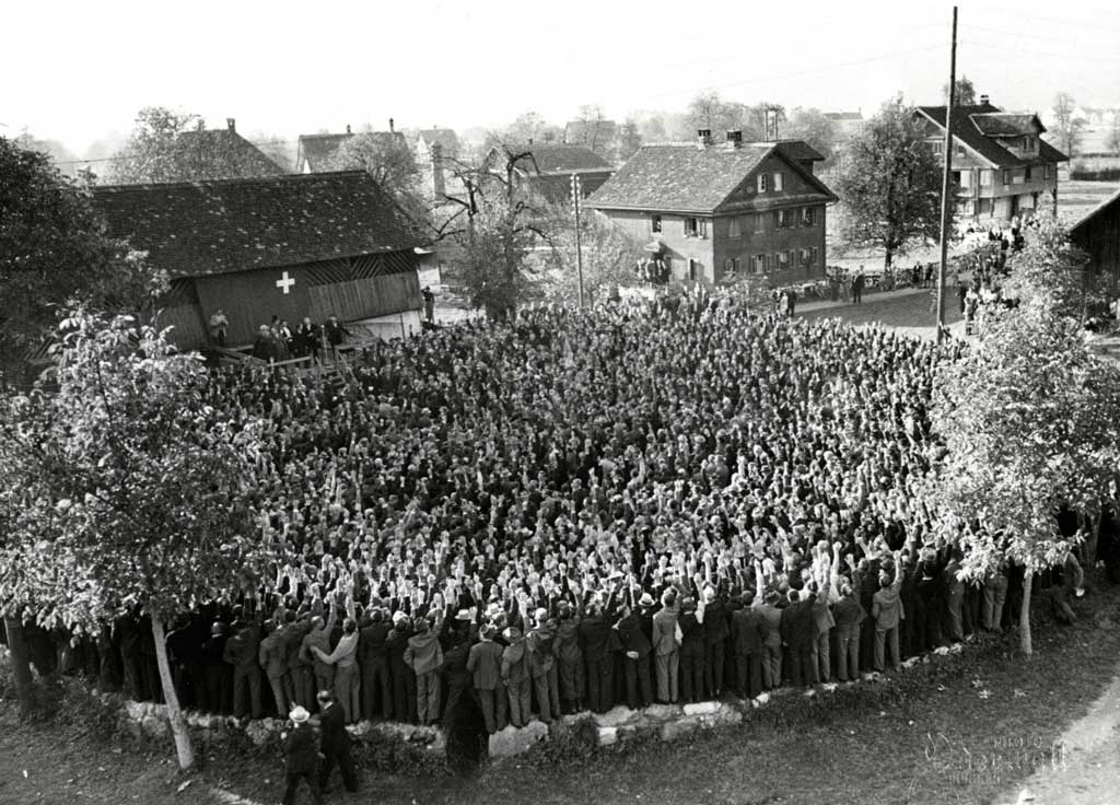 Nums e persunas: Radunanza da la populaziun rurala al cumin da Sviz, Ibach 1950. © Foto Odermatt, Brunnen, Brunnen / Staatsarchiv