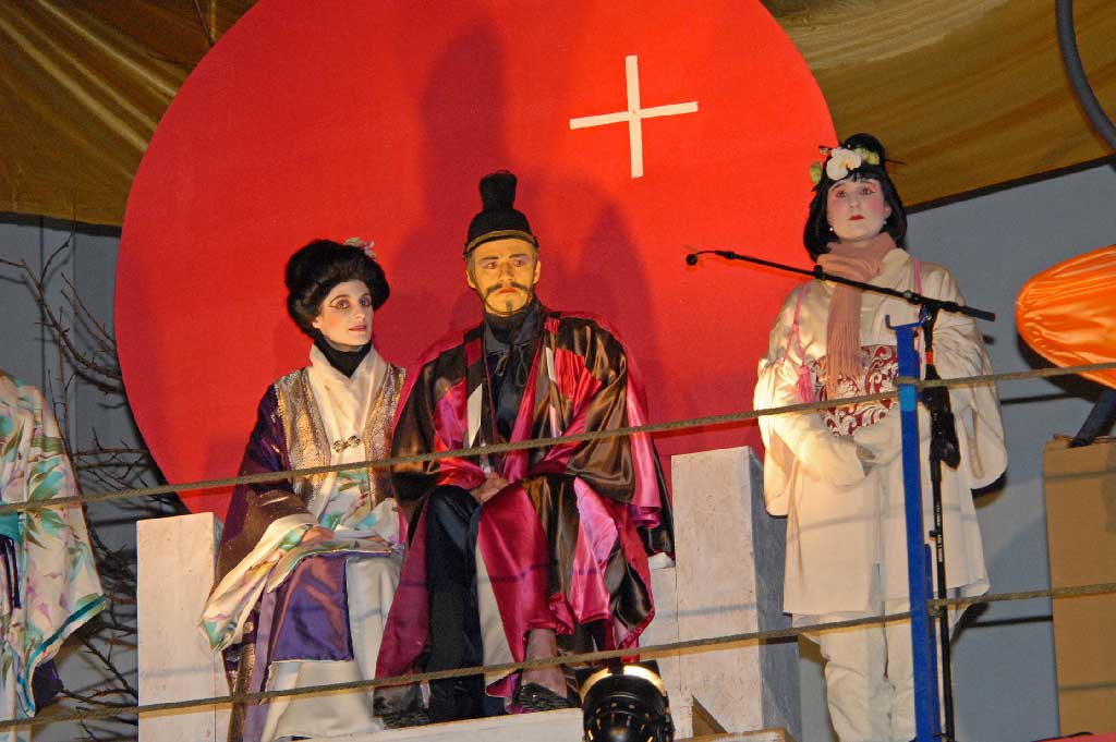 Plazza principala a Sviz: L'imperatur Tenno Hesonusode e sia consorta persequiteschan il teater giu dal tron © Markus Steiner, Schwyz/Japanesengesellschaft Schwyz