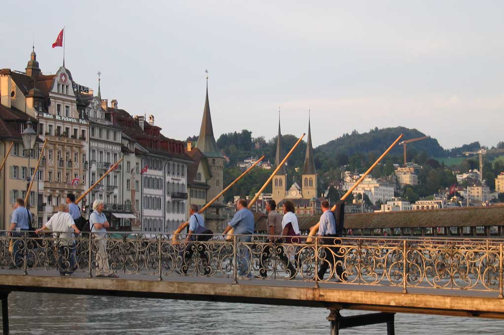 Sunaders da tibas en la citad da Lucerna © Susi Garlando/Alphornvereinigung Pilatus, Kriens