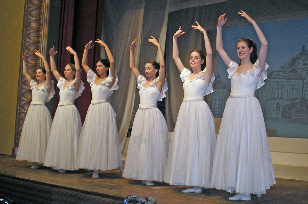 Il ballet da la Tribuna da Fricktal tar las ultimas emprovas per il «Vogelhändler» © Fricktaler Bühne, 2008