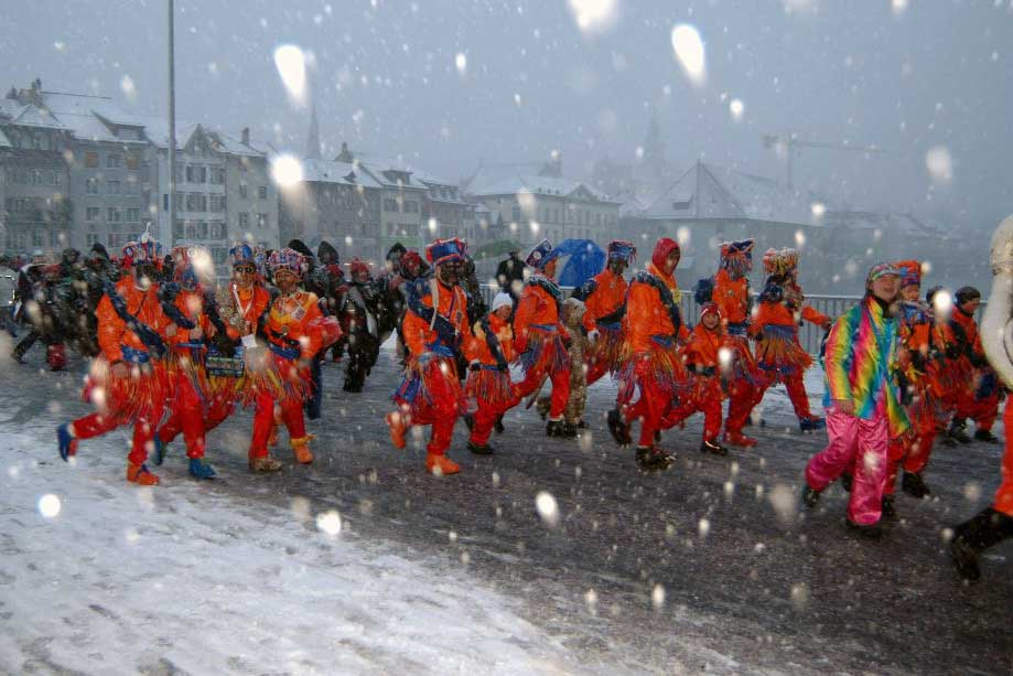La saira dal mardi tschaiver sa raduna il pievel da tschaiver al «Zapfenstreich» e chanta «I ma nümm» © Peter Pulfer, 2006