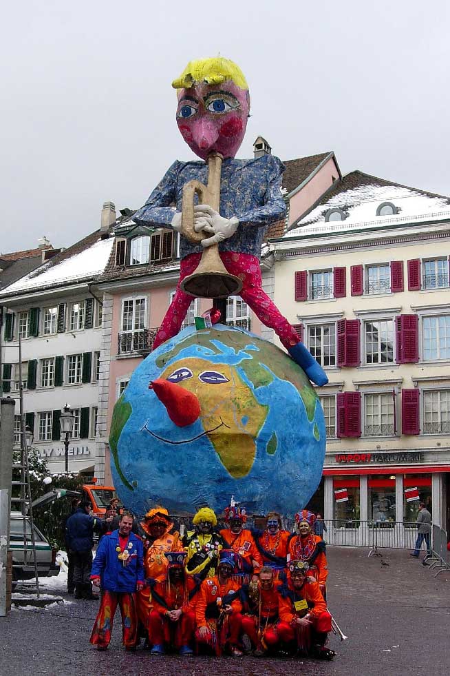 La musica da tschaiver «Ambassadonner» sa metta en posa davant il «Böög» che mida mintga onn sia schlattaina © André Kilchenmann, 2006