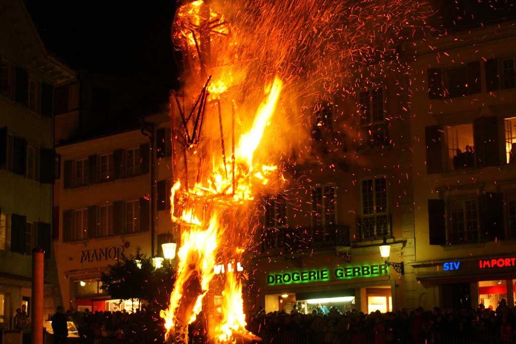 Il tschaiver finescha la mesemna da la tschendra cun arder il «Böögg» © André Kilchenmann, 2009