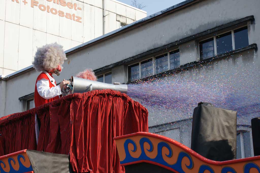 Er als cortegis da tschaiver da Soloturn na dastga il chanun da confettis betg mancar © André Kilchenmann, 2011