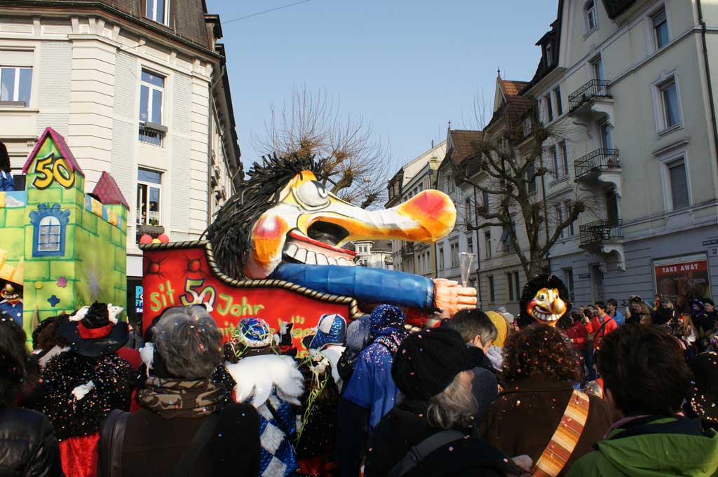 Per preparar ils chars da tschaiver dovri plirs mais lavur © André Kilchenmann, 2011