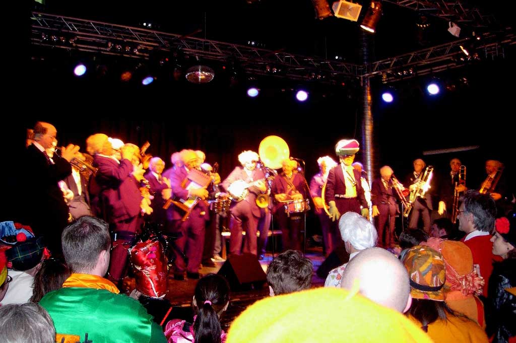 A chaschun dal «Drumm-Gugu-Lala-Pfiff» vegnan preschentadas la saira dal glindesdi tschaiver chanzuns e salamuiras © Peter Pulfer , 2006