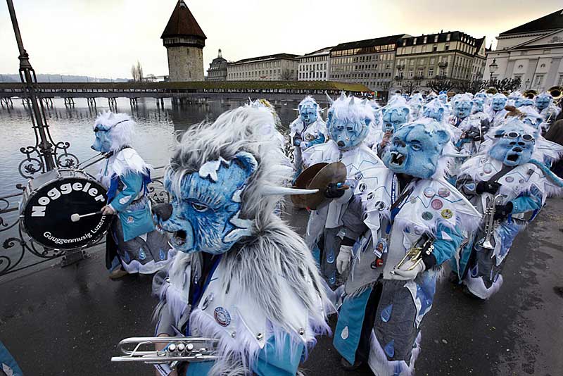 La musica da tschaiver «Noggeler» sin il Rathaussteg a Lucerna, 2009 © Emanuel Ammon/AURA, Luzern