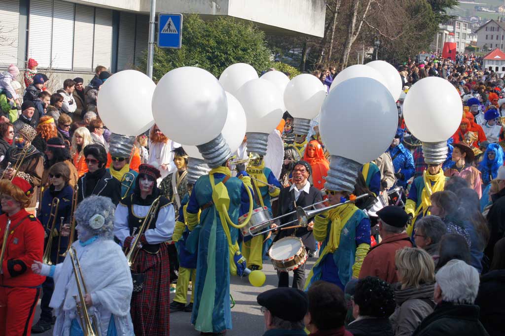 «Katzenmusik» al cortegi dal «Gidelmändig» (glindesdi da tschaiver) ad Altdorf, 2011 © Rolf Gisler-Jauch, Altdorf