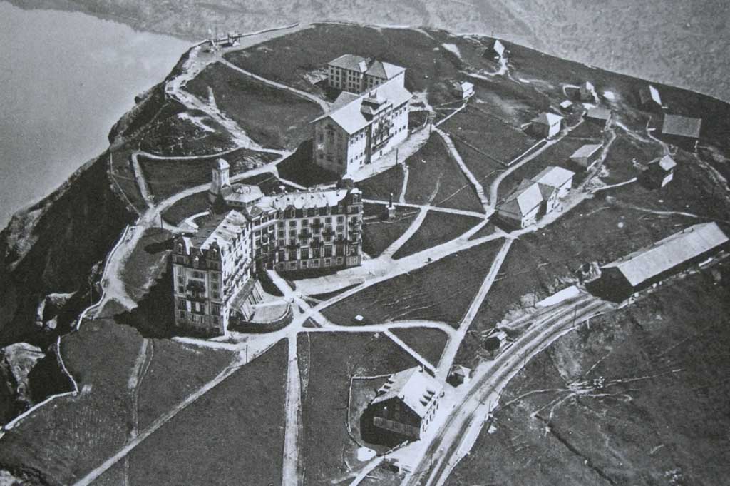 Rigi Kulm, enturn 1919: Prototip da la muntogna panoramica cun infrastructuras d'hotel e da viafier © Walter Mittelholzer/Rigi Bahnen, Vitznau