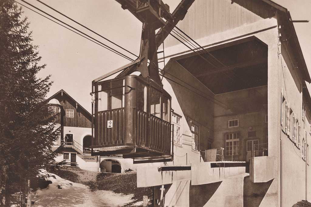 Gerschnialp (Engelberg), enturn il 1930: Staziun da val e cabina da la pendiculara la segund veglia da la Svizra © Tal Museum Engelberg